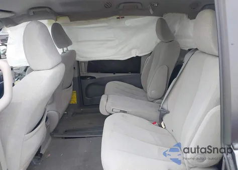 2013 Toyota Sienna Le V6 8 Passenger z USA, uszkodzony, nr VIN 5TDKK3DC9DS390799